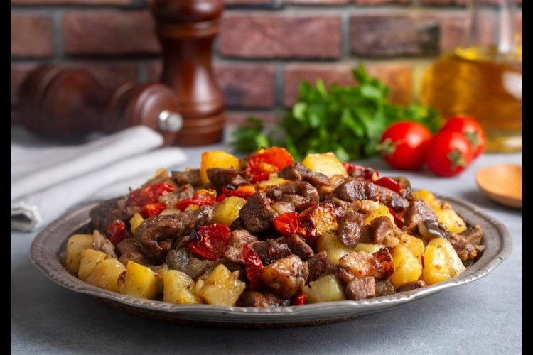 لحم بالبطاطس والطماطم